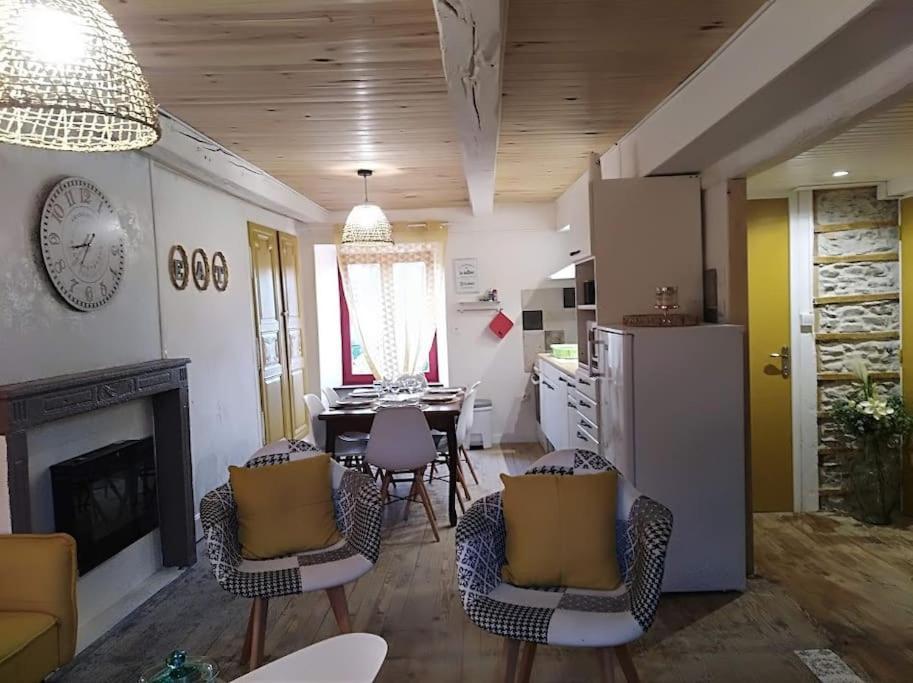 Appartement Cozy Dans Maison Privee Tauves ภายนอก รูปภาพ
