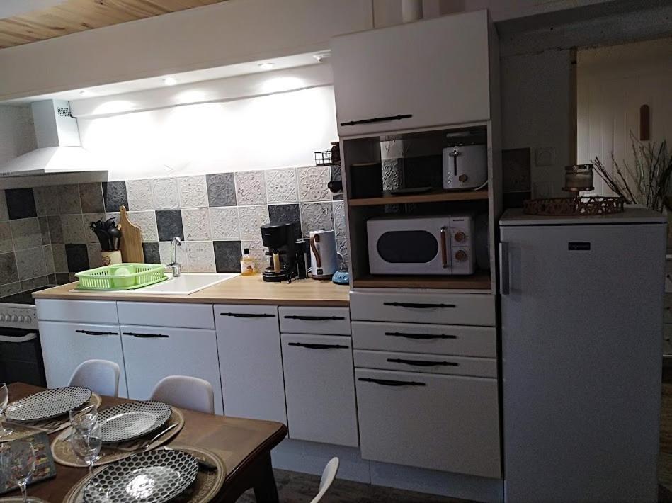 Appartement Cozy Dans Maison Privee Tauves ภายนอก รูปภาพ